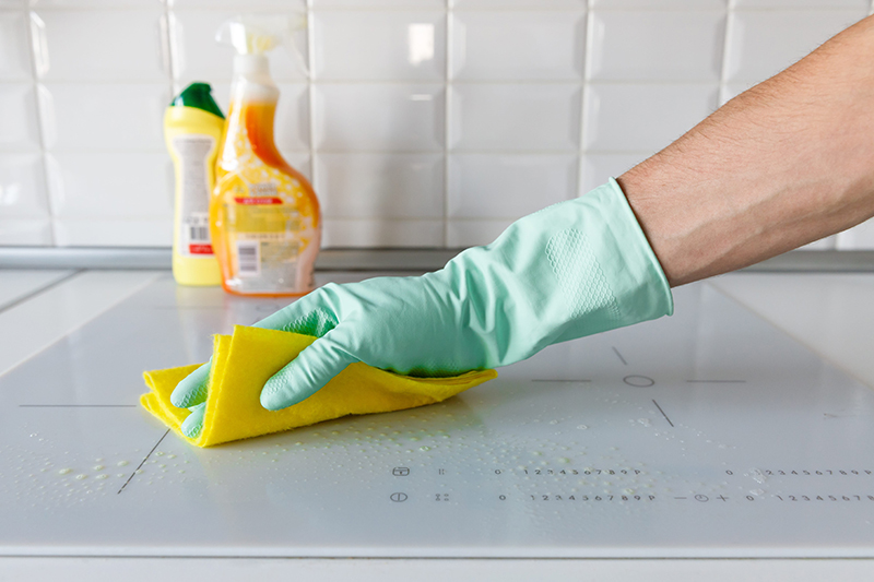 Sposoby na utrzymanie w czystości białej płyty indukcyjnej