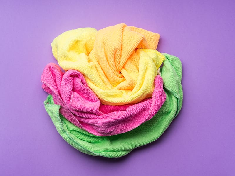 Ściereczka z mikrofibry w zastosowaniu czyszczeniu białych frontów